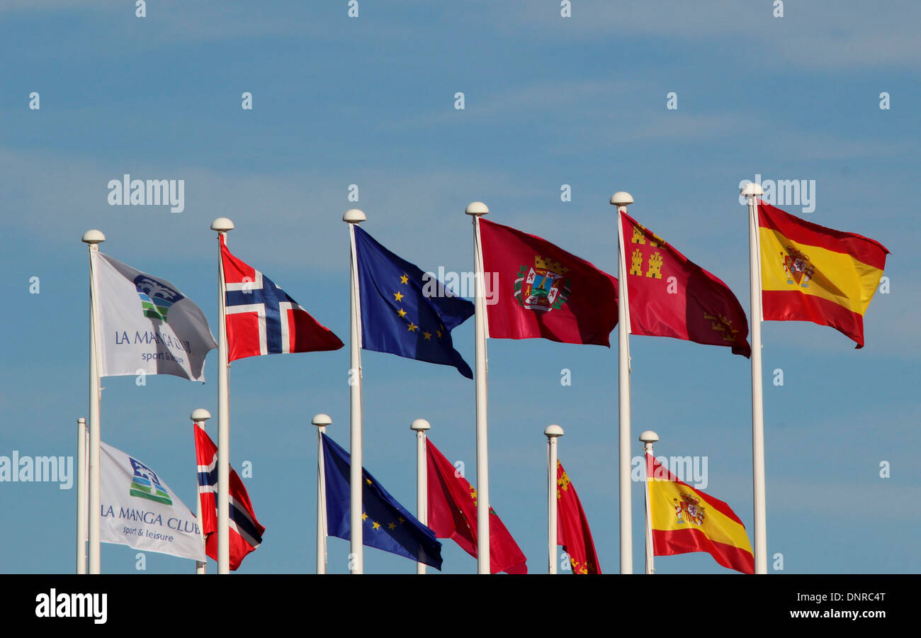 Bandiere con poli di bandiera delle Nazioni, La Manga Club e corpo direttivo del calcio UEFA Foto Stock