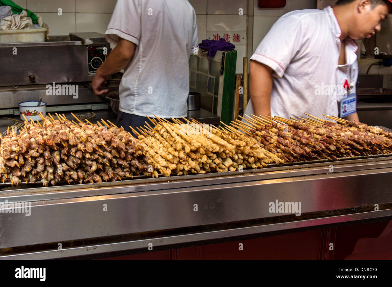 Visualizzazione di shish kebab-in Via Wangfujing di Pechino, Cina Foto Stock