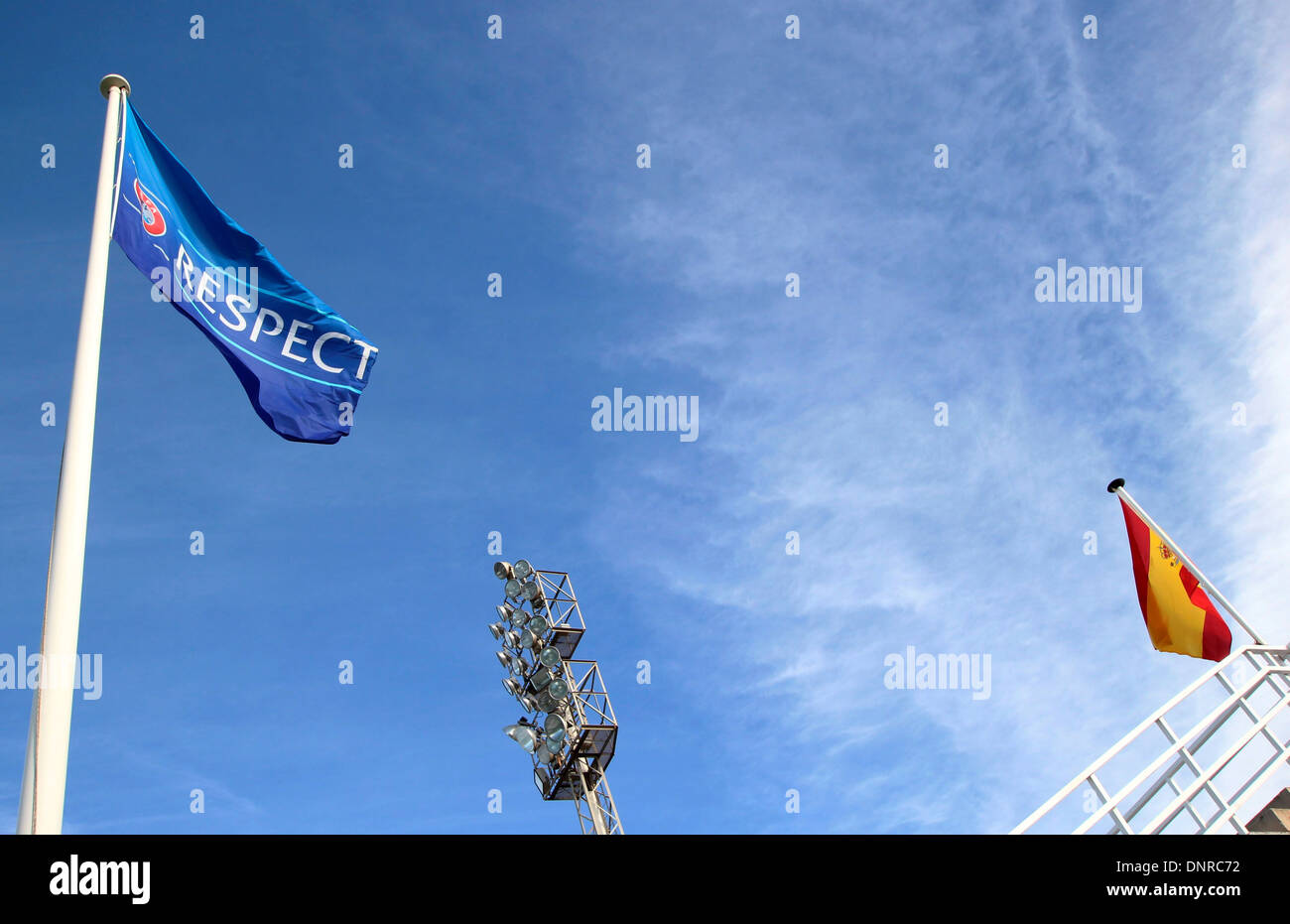 Bandiere con poli di bandiera delle Nazioni, La Manga Club e corpo direttivo del calcio UEFA Foto Stock