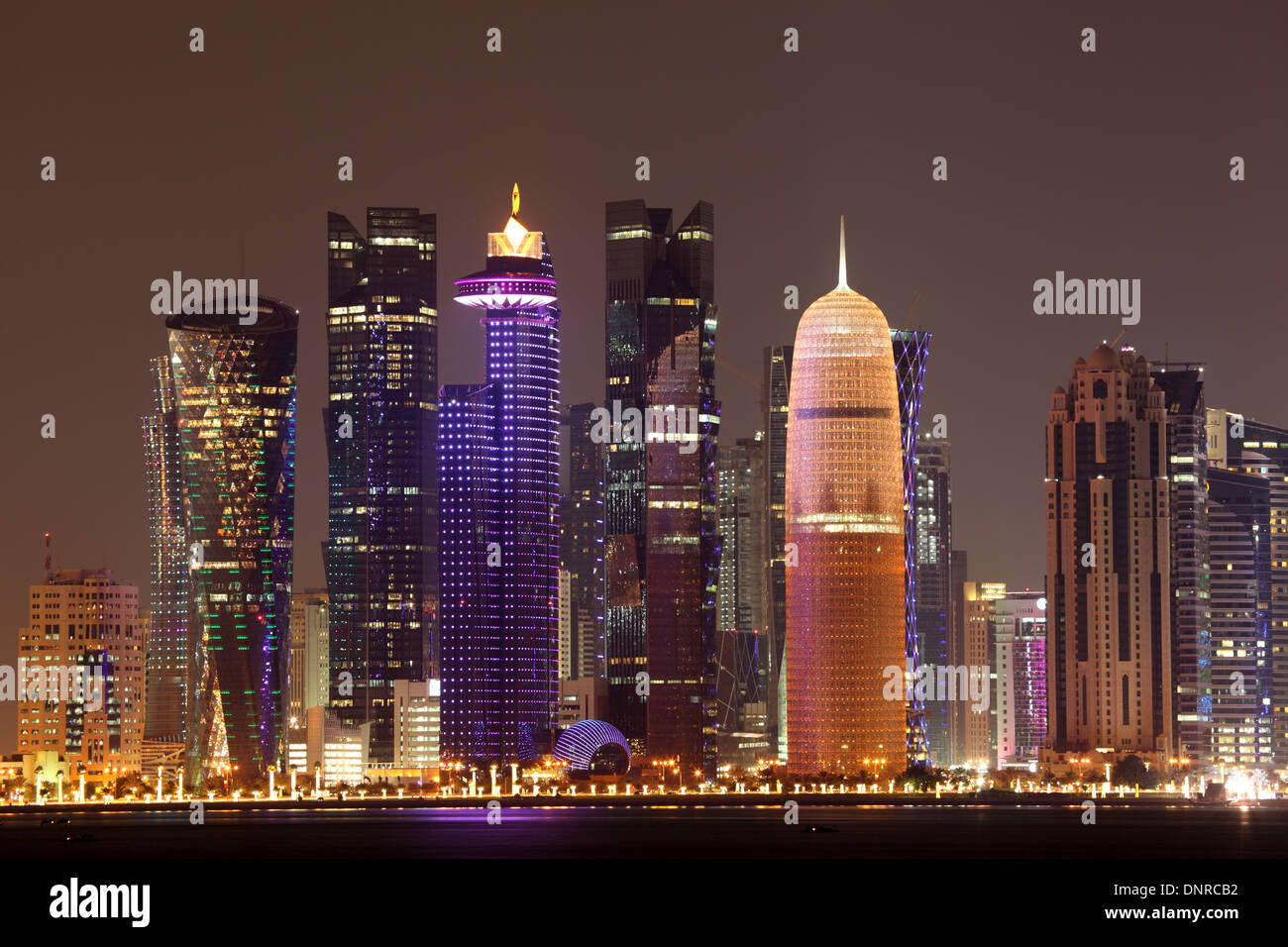 Doha skyline del centro di notte, Qatar, Medio Oriente Foto Stock
