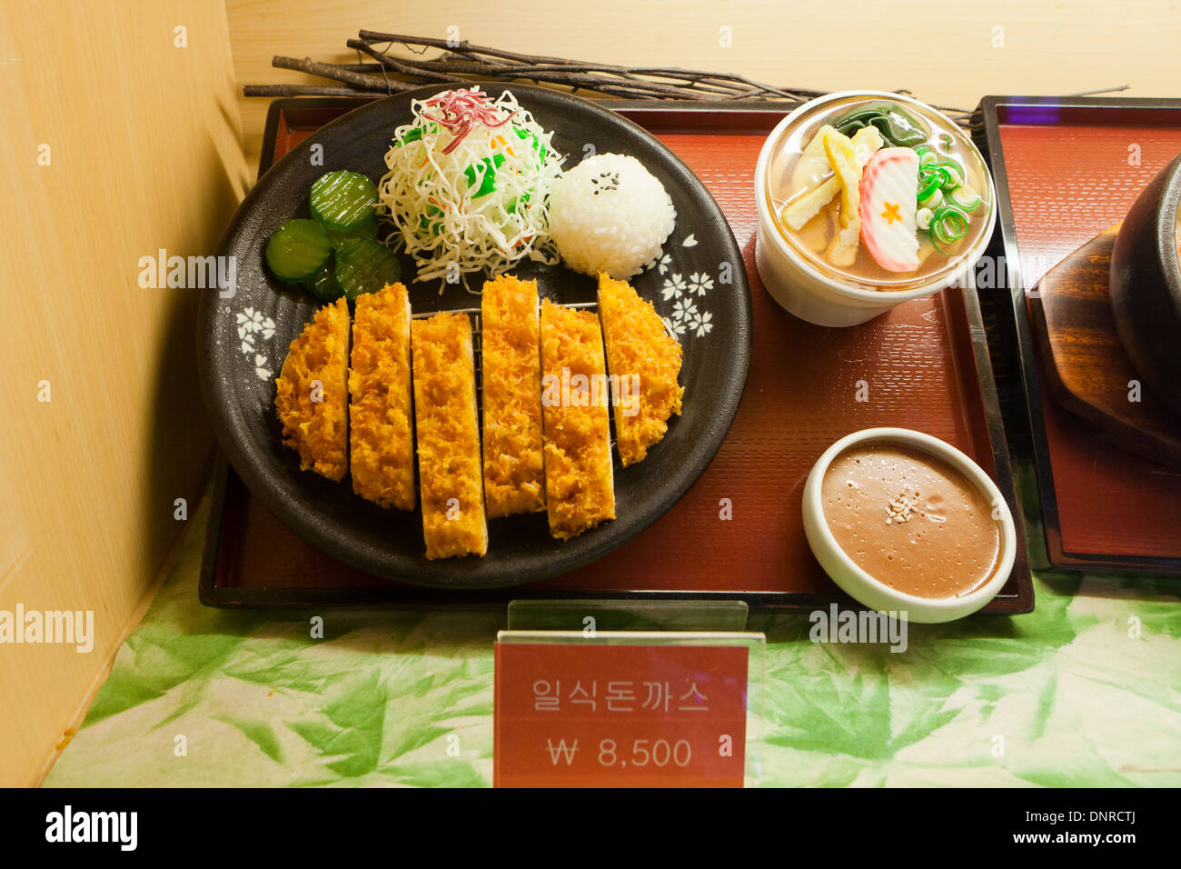 In Plastica Modello alimentare (tonkatsu - panati cotoletta di maiale) visualizzare il caso in un ristorante fast food - Seoul, Corea del Sud Foto Stock