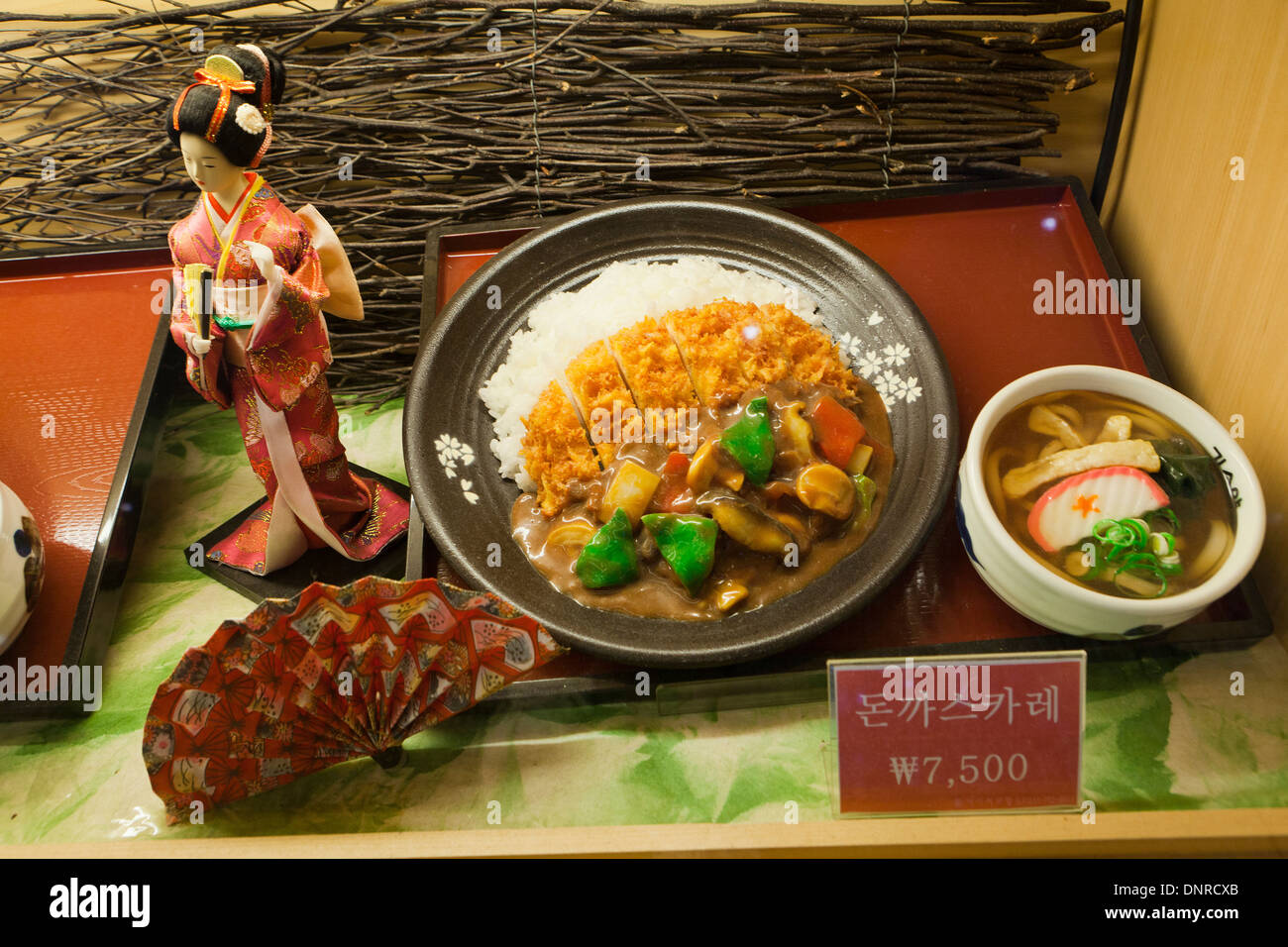 In Plastica Modello alimentare (tonkatsu - panati cotoletta di maiale) visualizzare il caso in un ristorante fast food - Seoul, Corea del Sud Foto Stock