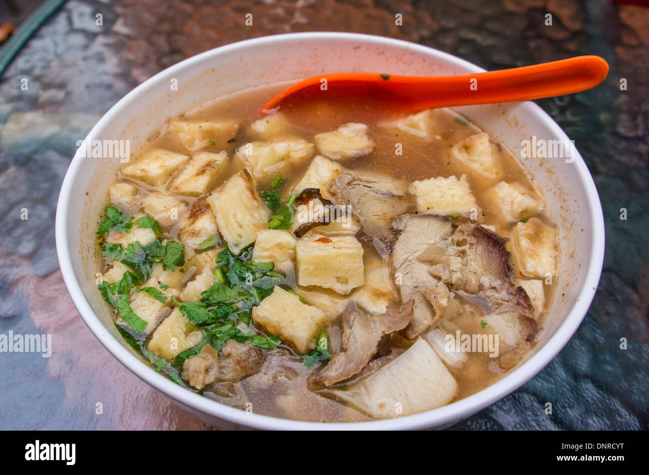 Ciotola di zuppa di agnello in Wangfujing Street a Pechino, Cina Foto Stock