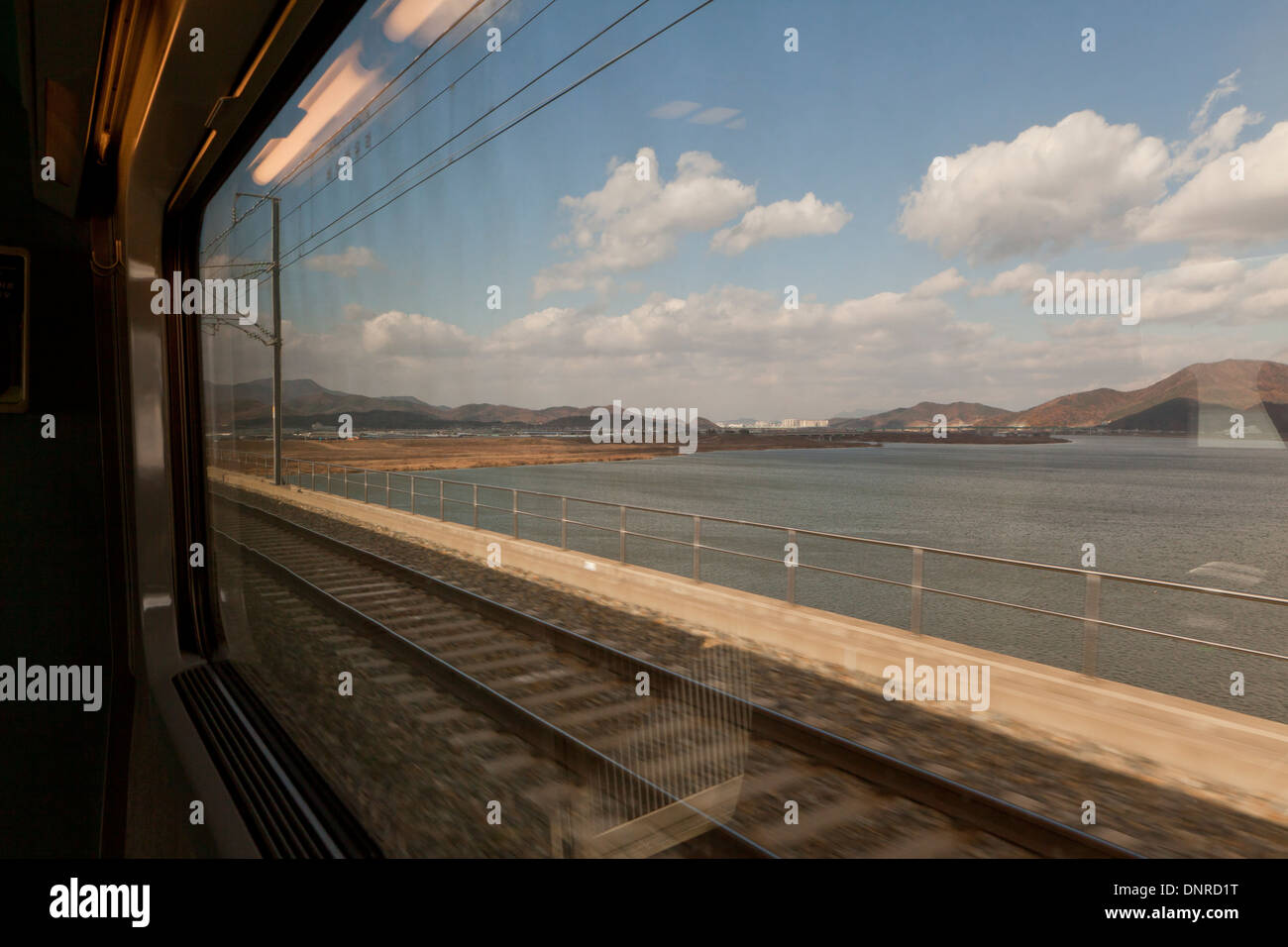 Vista dalla finestra da KTX (Korea Train eXpress) treno auto - Corea del Sud Foto Stock
