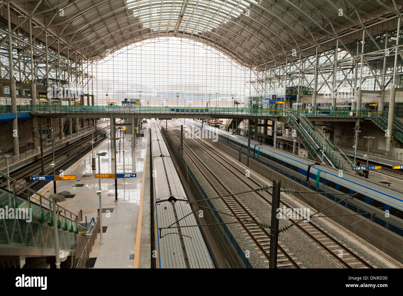 Nuovo Korail Seoul station terminal ferroviario - piattaforma di Seoul, Corea del Sud Foto Stock