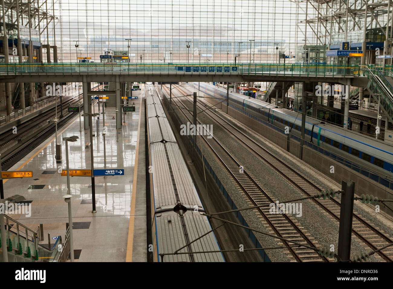 Nuovo Korail Seoul station terminal ferroviario - piattaforma di Seoul, Corea del Sud Foto Stock