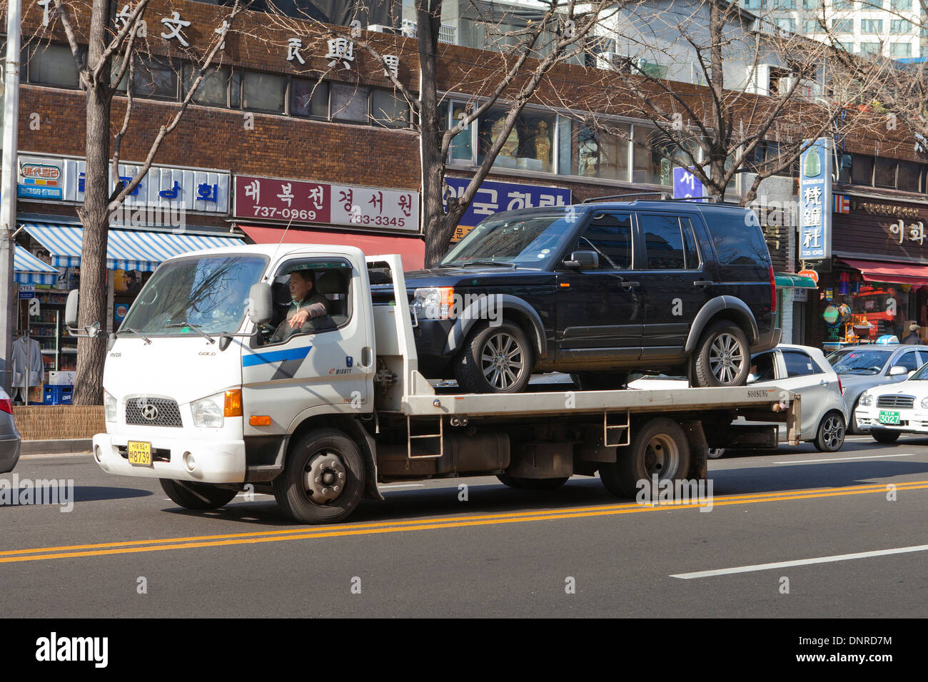 Auto sul pianale del carrello di traino - Seoul, Corea del Sud Foto Stock