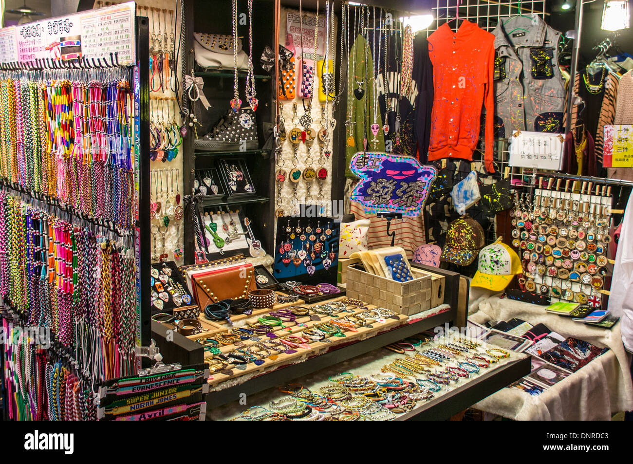 Accessori in stallo Taipei Raohe Street, il Mercato Notturno, Taipei, Taiwan Foto Stock