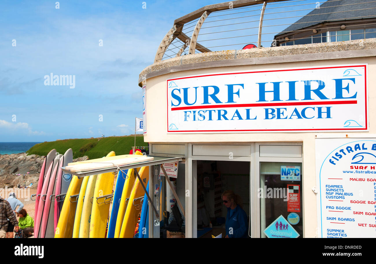Una tavola da surf shop noleggio su Fistral Beach, Newquay, Cornwall, Regno Unito Foto Stock