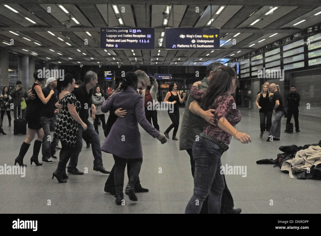 Londra, Regno Unito. 4 gennaio, 2014. Flashmob ballerini eseguono la rueda alla salsa flashmob alla Stazione di St Pancras. Londra. Rondelle 8,15pm sabato 4 gennaio. Credito: Carole Edrich/Alamy Live News Foto Stock