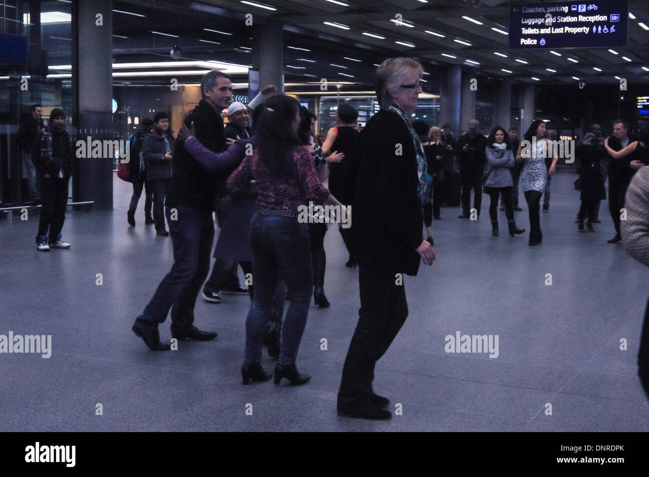 Londra, Regno Unito. 4 gennaio, 2014. Flashmob ballerini eseguono la rueda alla salsa flashmob alla Stazione di St Pancras. Londra. Rondelle 8,15pm sabato 4 gennaio. Credito: Carole Edrich/Alamy Live News Foto Stock