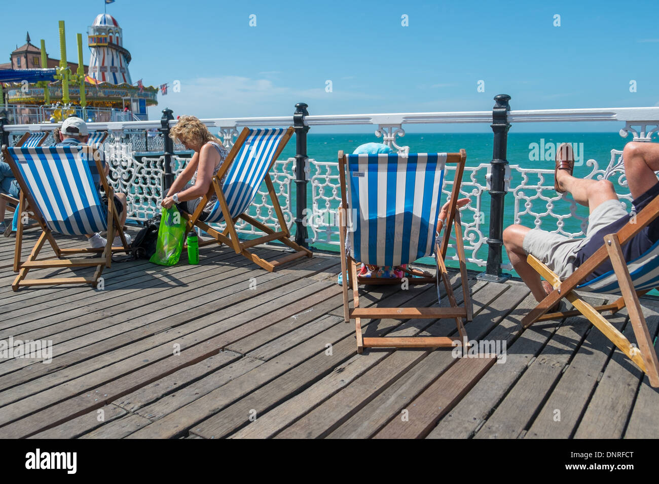 BRIGHTON, Regno Unito - 28 Luglio: vacanzieri godere il sole sul mondo Brightons famosa pier nel luglio 2013 Foto Stock