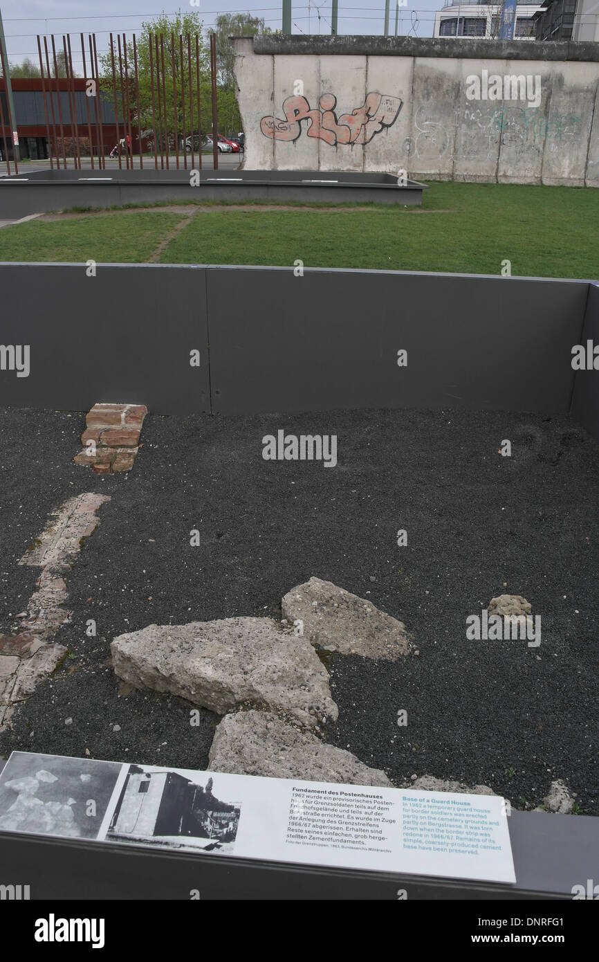 Cielo grigio vista, alla frontiera muro 75, base vecchia guardia-casa accanto a resti Sophien cimitero parete, muro di Berlino, Bernauer Strasse Foto Stock