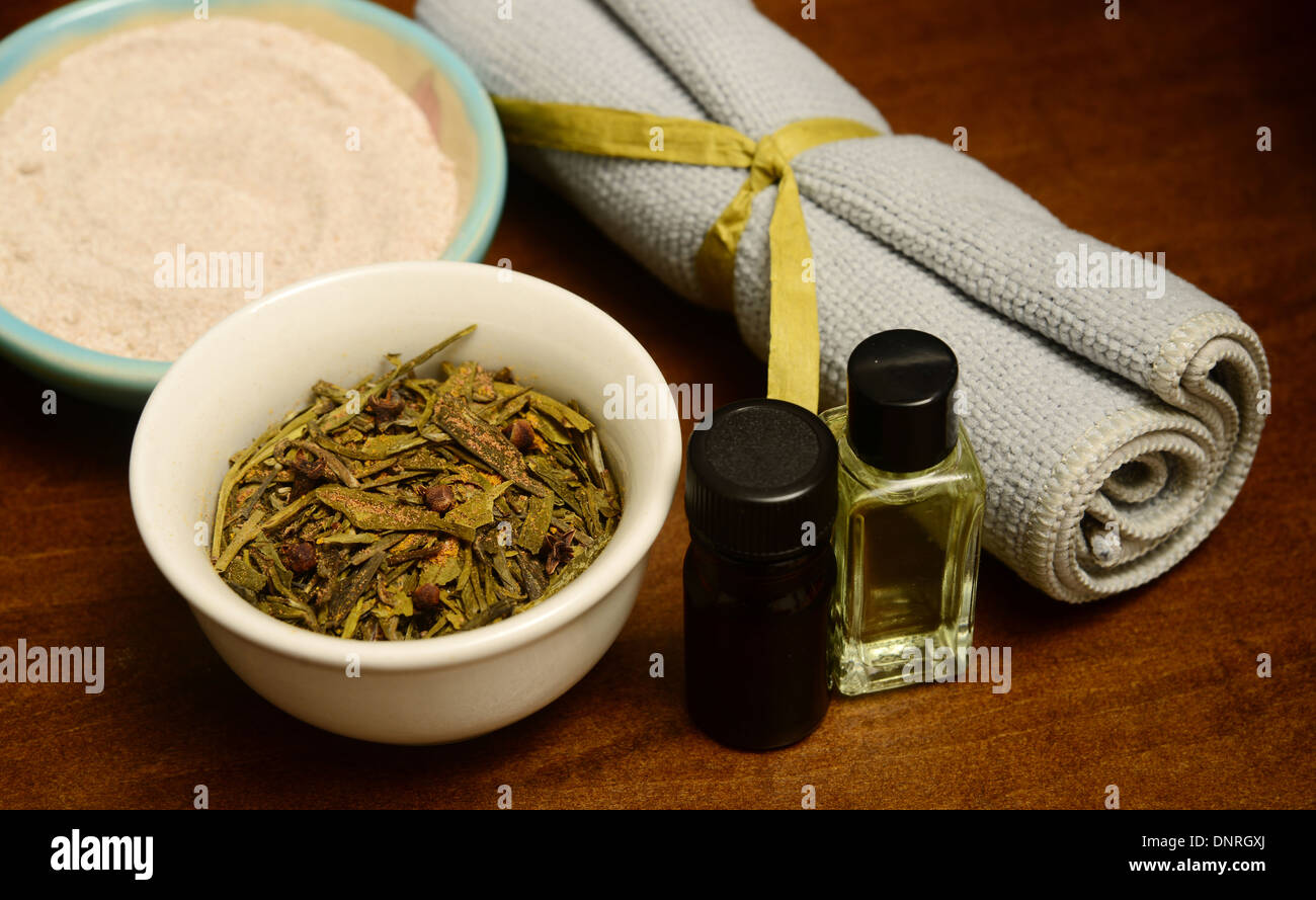 Oli essenziali e le erbe per aromaterapia trattamento spa per il benessere Foto Stock