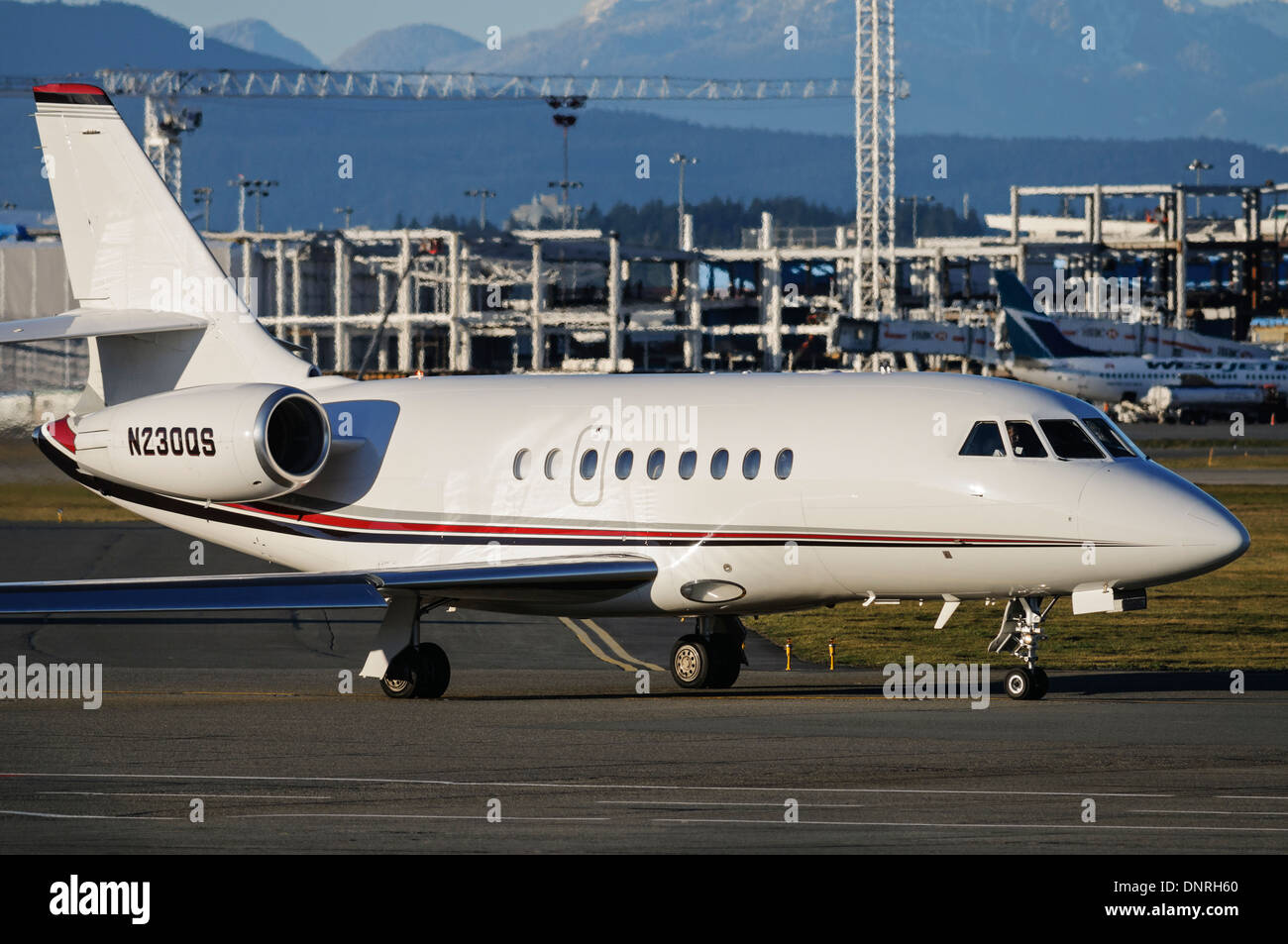 Sito NetJets Dessault Falcon 2000ex privato facile executive business jet aereo aereo taxi tarmac dall'Aeroporto Internazionale di Vancouver Foto Stock