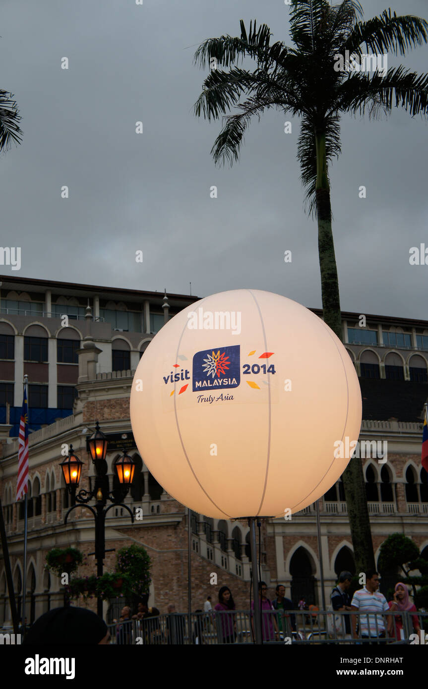 Visita in Malesia 2014 con Palazzo Sultano Abdul Samad in background Foto Stock