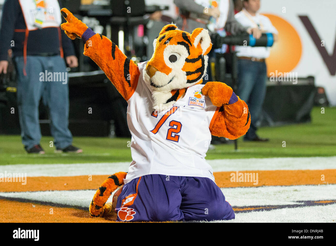 Giardini di Miami, FL, Stati Uniti d'America. 3 gennaio, 2014. La Clemson Tiger celebra un touchdown durante il Discover Orange Bowl tra la Clemson Tigers e la Ohio State Buckeyes presso Sun Life Stadium. Clemson beat Ohio State 40-35. Credito: csm/Alamy Live News Foto Stock