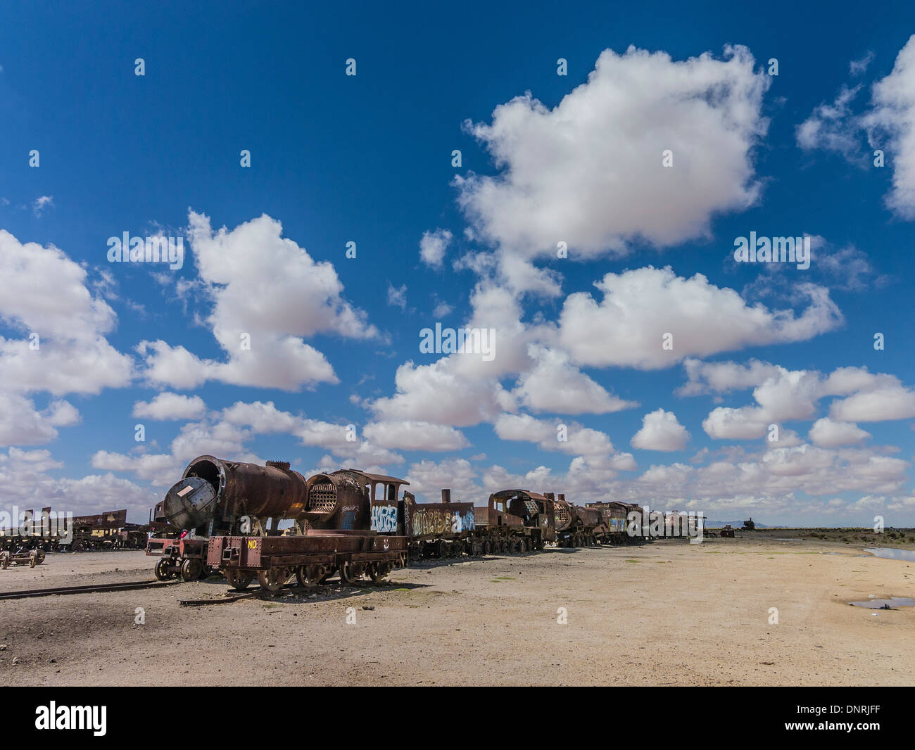 Treno boliviano cimitero costituito da vecchie locomotive a vapore e treni antichi abbandonata nel Salar de Uyuni in Bolivia. Foto Stock