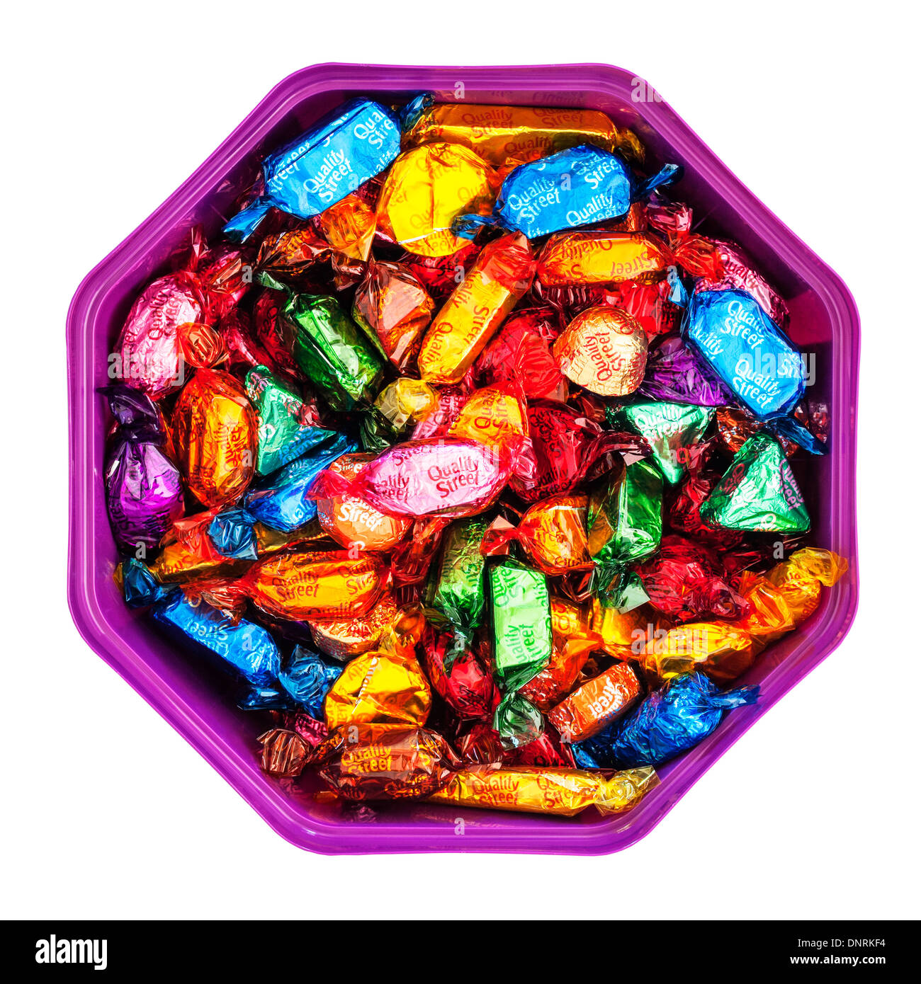 Una vasca di Nestlé Quality Street cioccolatini caramelle su sfondo bianco  Foto stock - Alamy