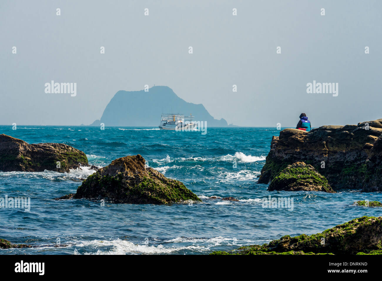 Rocce nel mare, Yehliu Geopark, Nuova Taipei, Taiwan Foto Stock