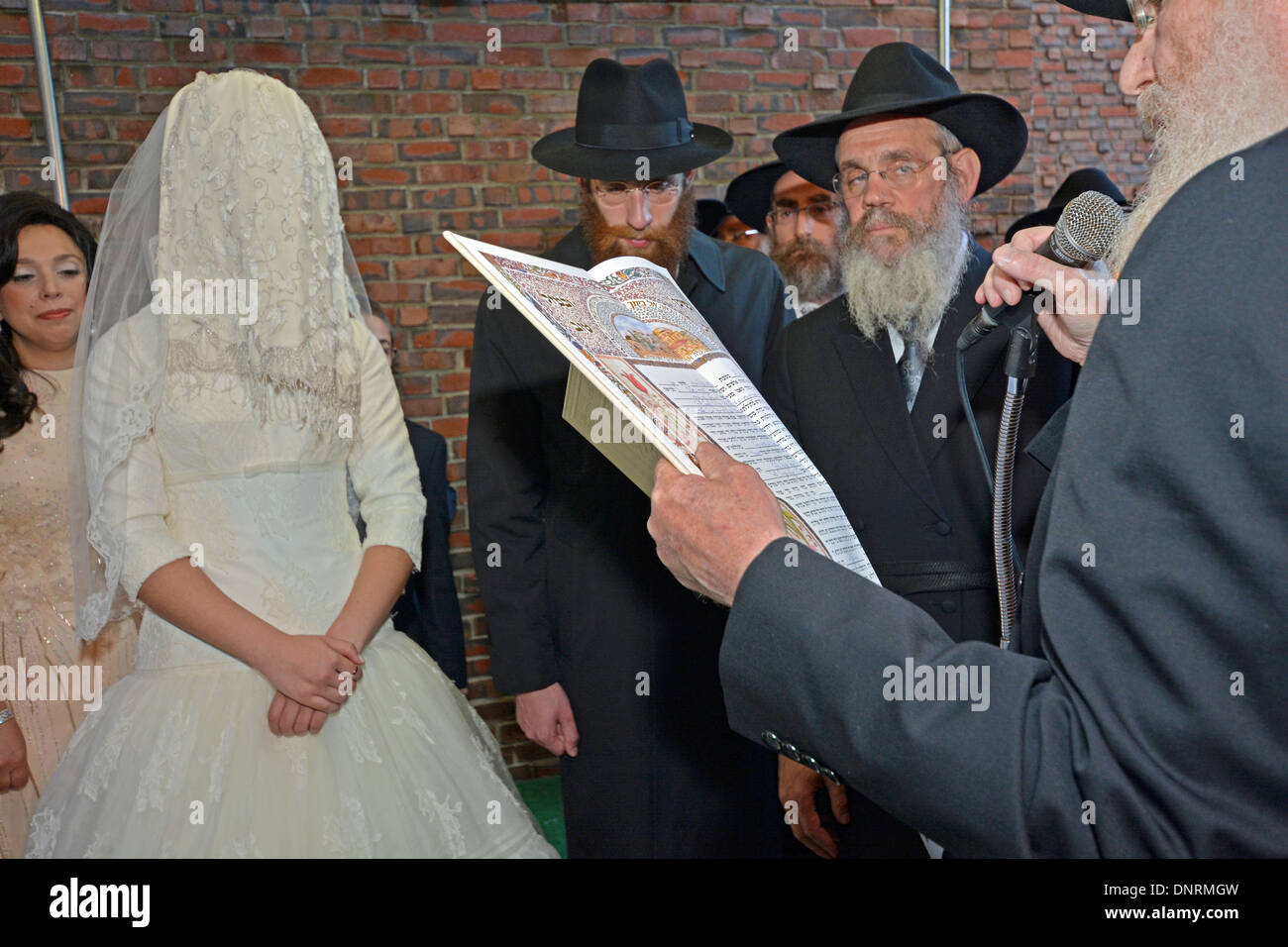 Un Ortodosso Ebrei religiosi sposa e lo sposo sotto una tettoia a la loro cerimonia di nozze di Brooklyn, NY Foto Stock