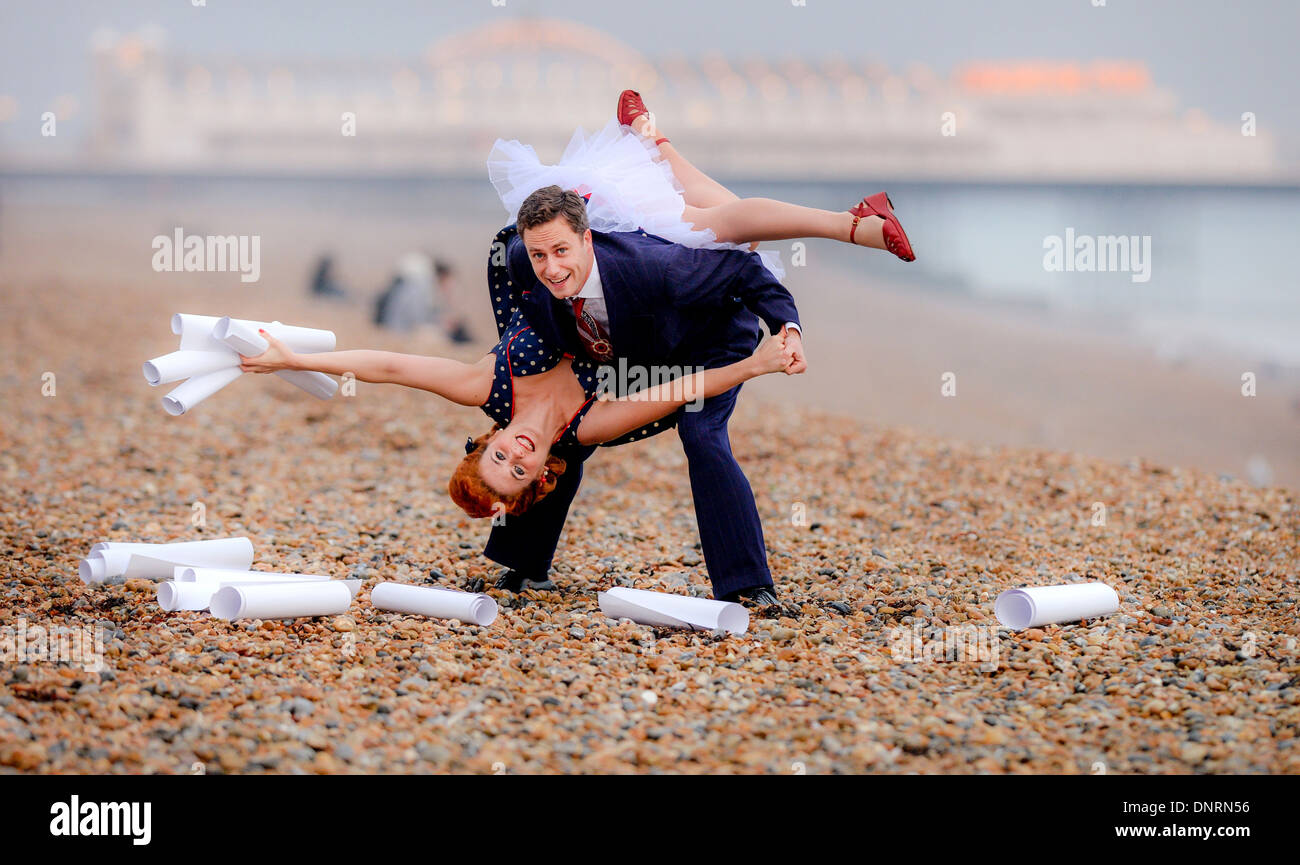 Ballerini sulla spiaggia di Brighton favorire il lancio di Brighton Fringe 2014 Annuncio di sponsorizzazione con il gruppo Pureprint. Foto Stock