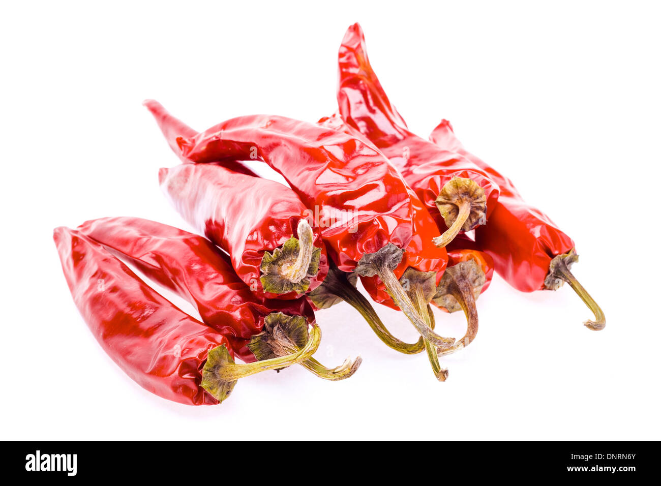 Essiccato Red Hot Chili Peppers isolati su sfondo bianco Foto Stock