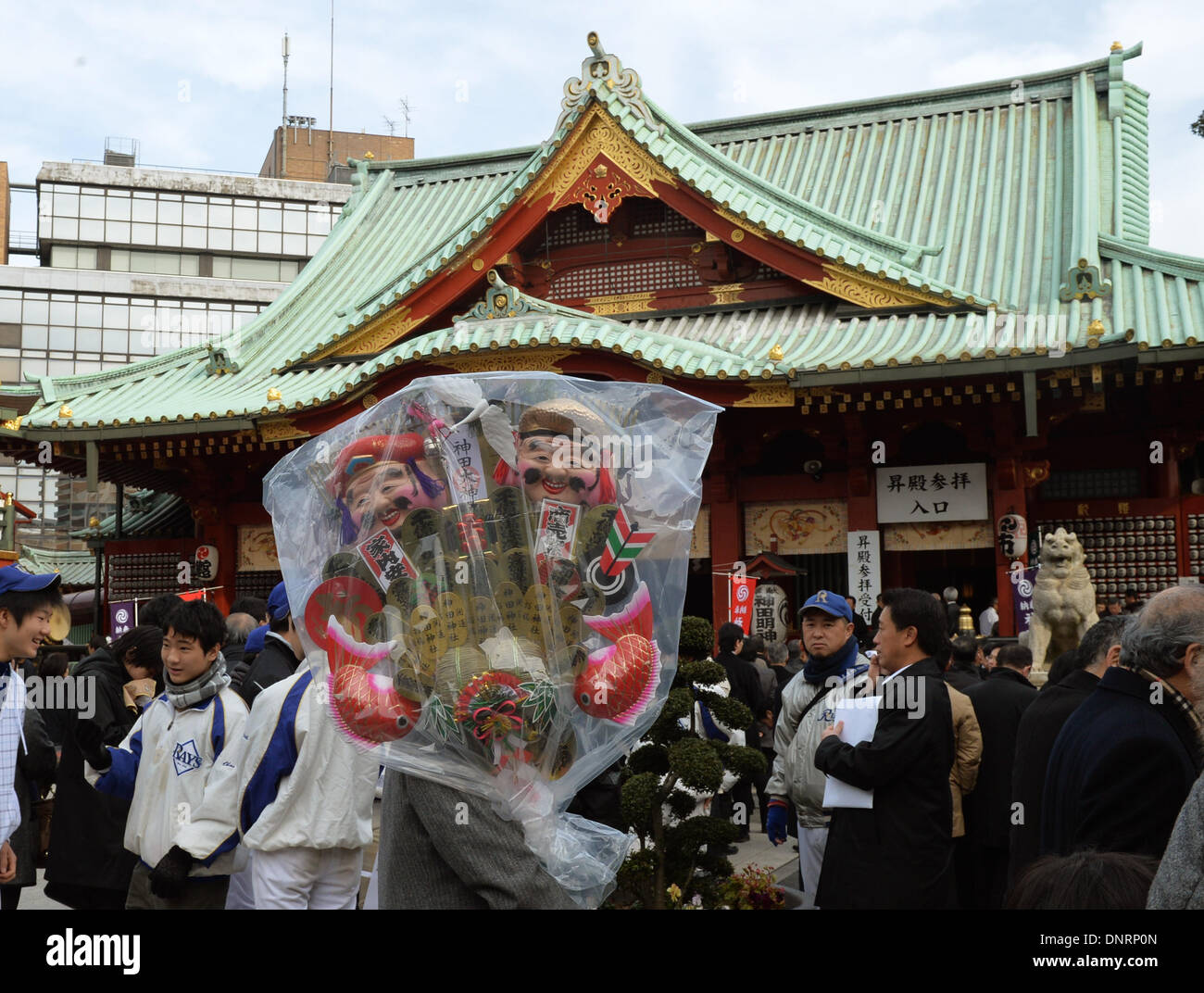 Tokyo, Giappone. 4 gennaio, 3014. Una grande folla di fedeli, soprattutto le persone di affari, offrono le loro preghiere per un buon affare per il prossimo anno a Tokyo's Kanda Myojin sacrario scintoista sabato 4 gennaio, 2014. Il primo giorno lavorativo dell'anno 2014 cade di lunedì, 6 gennaio, ma molte piccole aziende fanno un inizio capo seguendo la tradizione secolare di visitare il santuario creduto a sancire tre dèi di ricchezza. Credito: Natsuki Sakai/AFLO/Alamy Live News Foto Stock