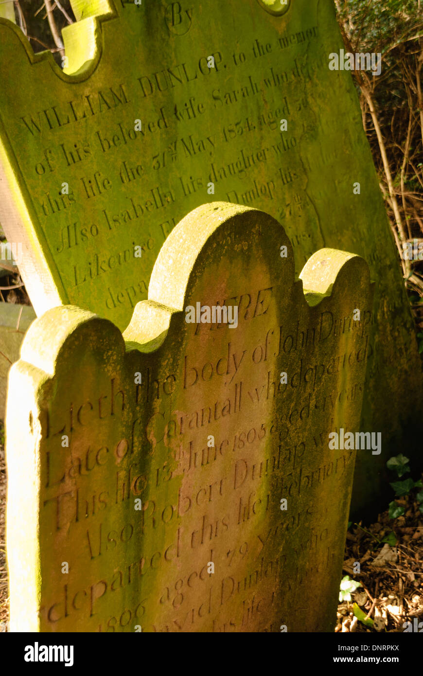 Vecchie lapidi in un cimitero appartenente alla famiglia Dunlop a Belfast. Foto Stock