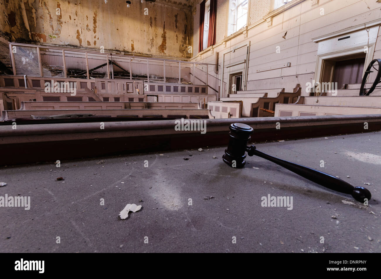 Martello sul banco in un abbandonato courthouse Foto Stock