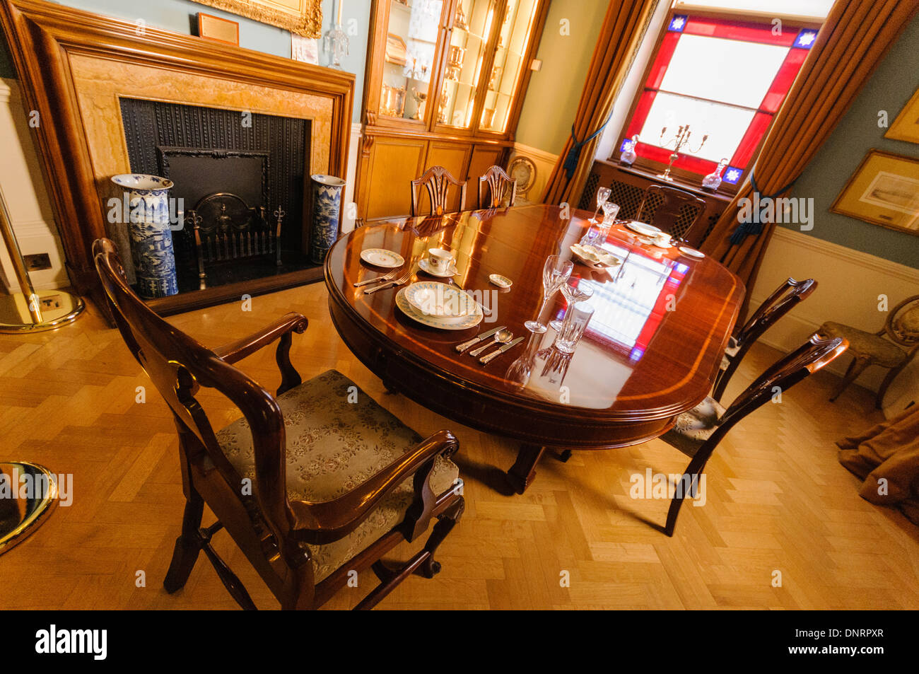 Tavolo e sedie che si supponeva che sono stati utilizzati nella cabina del capitano sul Titanic,attualmente nella Belfast Harbour Commissioners Belfast Foto Stock