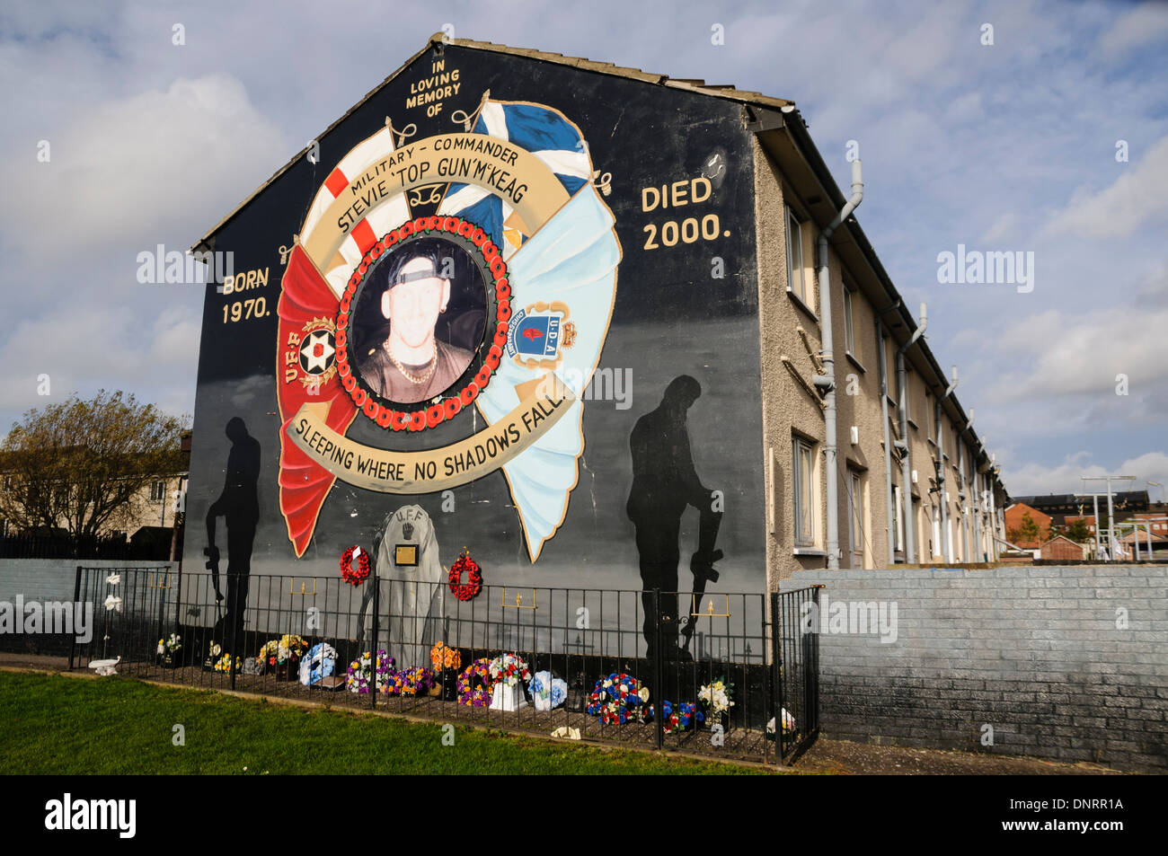 Murale a Belfast per commemorare la UFF comandante militare di Stevie 'Top Gun' McKeag che fu ucciso nel 2000 durante un feudo lealisti Foto Stock