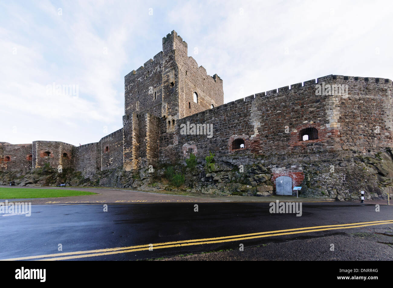 Castello di Carrickfergus, costruita a partire dal 1080, uno dei più antichi sopravvissuti di castelli normanni. Foto Stock