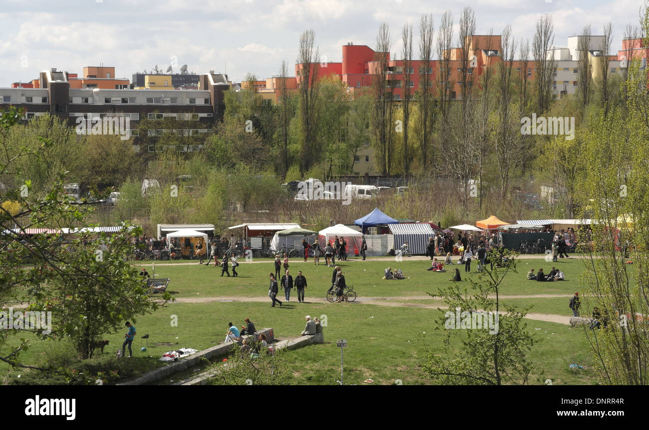 Cielo blu, il bianco delle nuvole vista da parete interna pendenza alla domenica il mercato delle pulci di bancarelle, persone rilassante verde erba, Mauerpark, Berlino Foto Stock