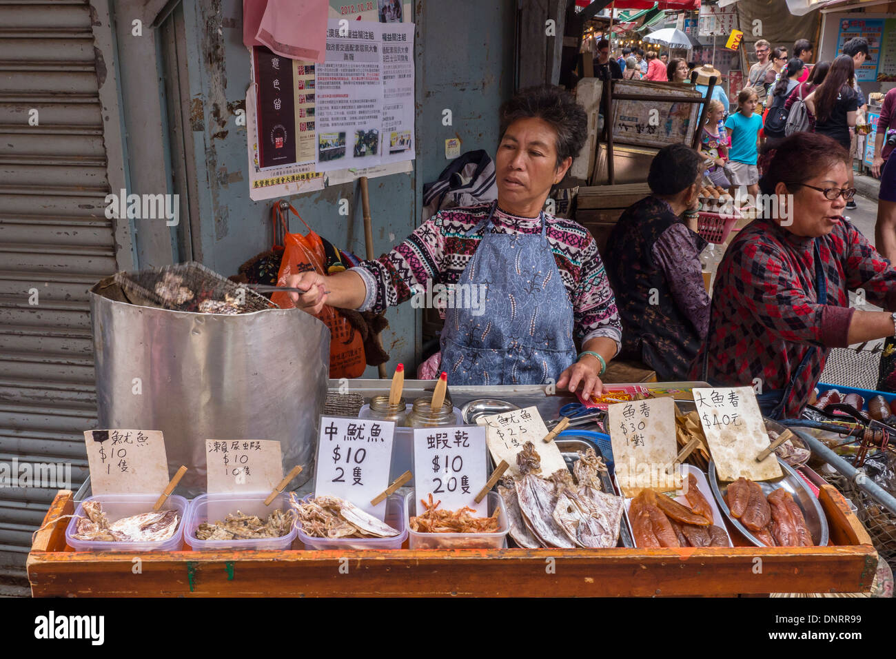 Bancarella vendendo grigliate di pesce essiccati, l'Isola di Lantau, Hong Kong, Cina Foto Stock