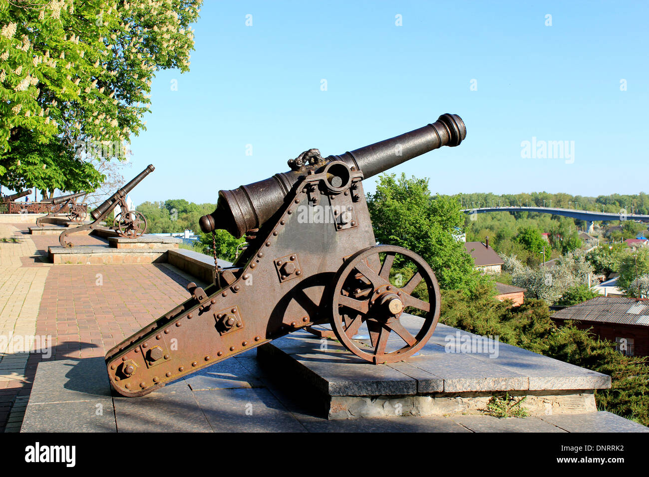 Vecchi cannoni in piedi nel parco centrale di Chernigov Foto Stock