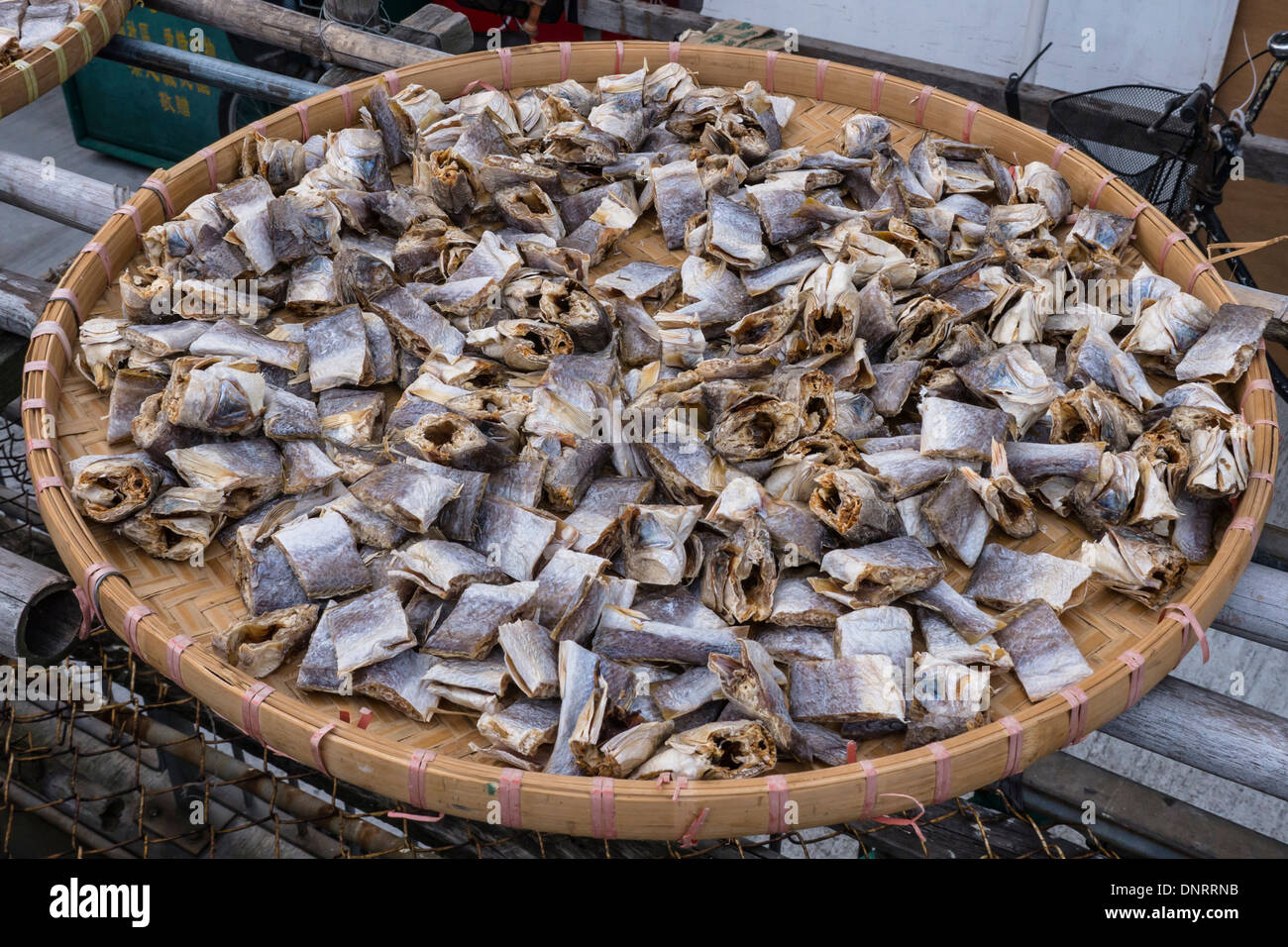 Tagliate a dadini il pesce essiccato, l'Isola di Lantau, Hong Kong, Cina Foto Stock
