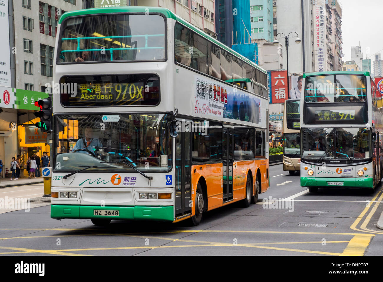 Double-decker Bus in esecuzione sulla strada del quartiere di Tsim Sha Tsui, Kowloon, Hong Kong, Cina Foto Stock