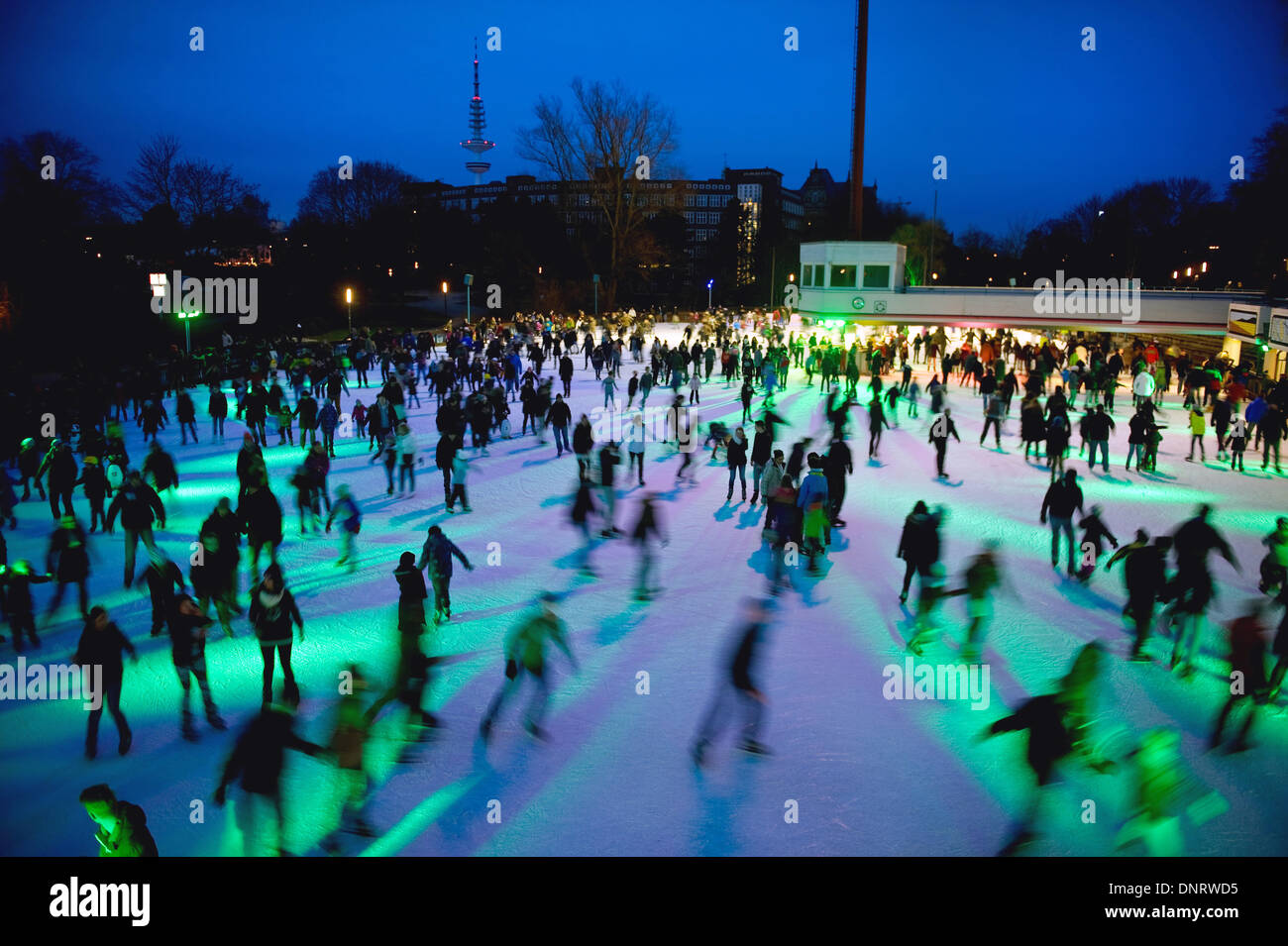 Amburgo, Germania. 04 gen 2014. Una foto scattata con esposizione multipla mostra i pattinatori sul ghiaccio nel Planeten Blomen onu ad Amburgo, Germania, 04 gennaio 2014. Foto: ANGELIKA WARMUTH/dpa/Alamy Live News Foto Stock