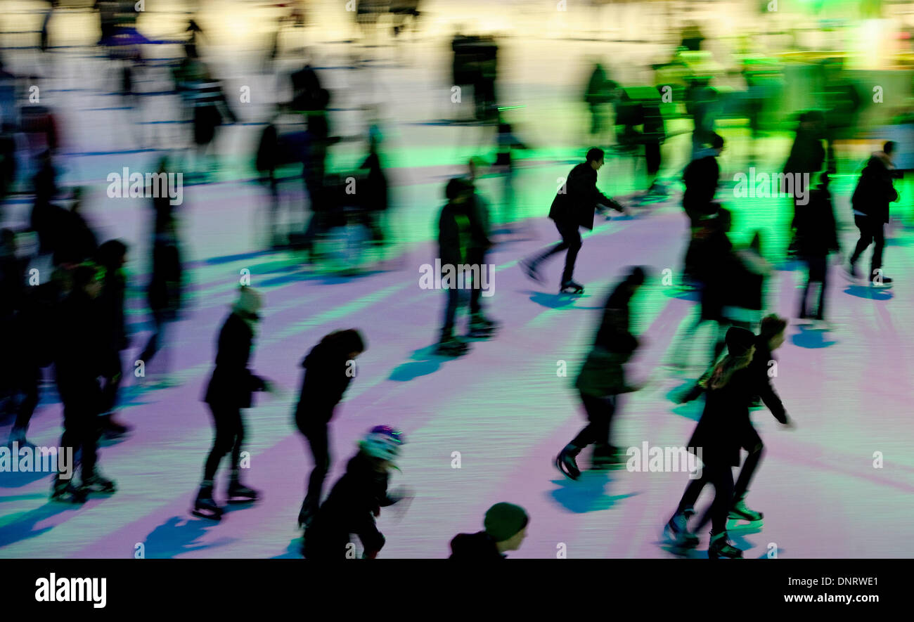 Amburgo, Germania. 04 gen 2014. Una foto scattata con esposizione multipla mostra i pattinatori sul ghiaccio nel Planeten Blomen onu ad Amburgo, Germania, 04 gennaio 2014. Foto: ANGELIKA WARMUTH/dpa/Alamy Live News Foto Stock