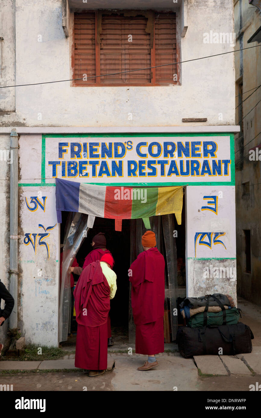 Monaci Tibetani al di fuori di un ristorante tibetano nella città indiana di Sarnath, Uttar Pradesh. Foto Stock
