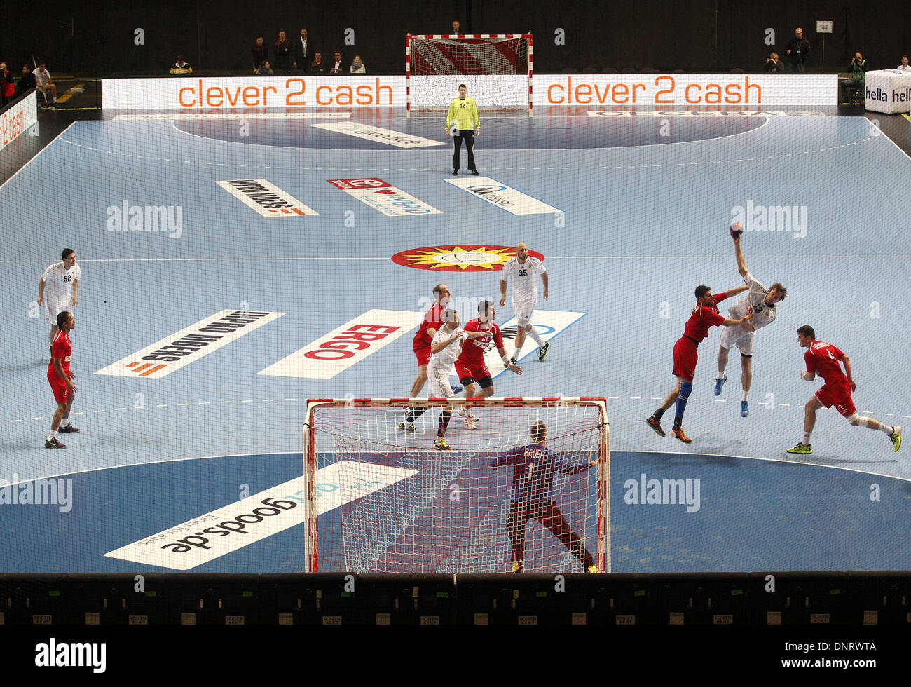 Russo e i giocatori austriaci in azione durante il Torneo Quattro Nazioni pallamano match tra Austria e Russia a Koenig-Pilsener-Arena di Oberhausen, Germania, 05 gennaio 2014. Foto: ROLAND WEIHRAUCH Foto Stock