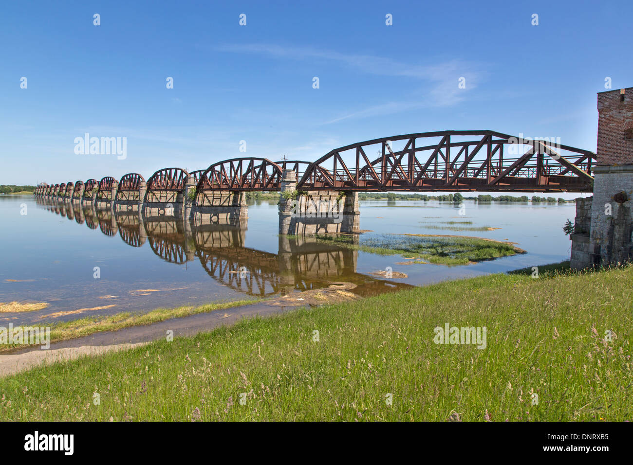 Il vecchio ponte della ferrovia con acqua alta sull'Elba, Dömnitz, Germania, Europa Foto Stock