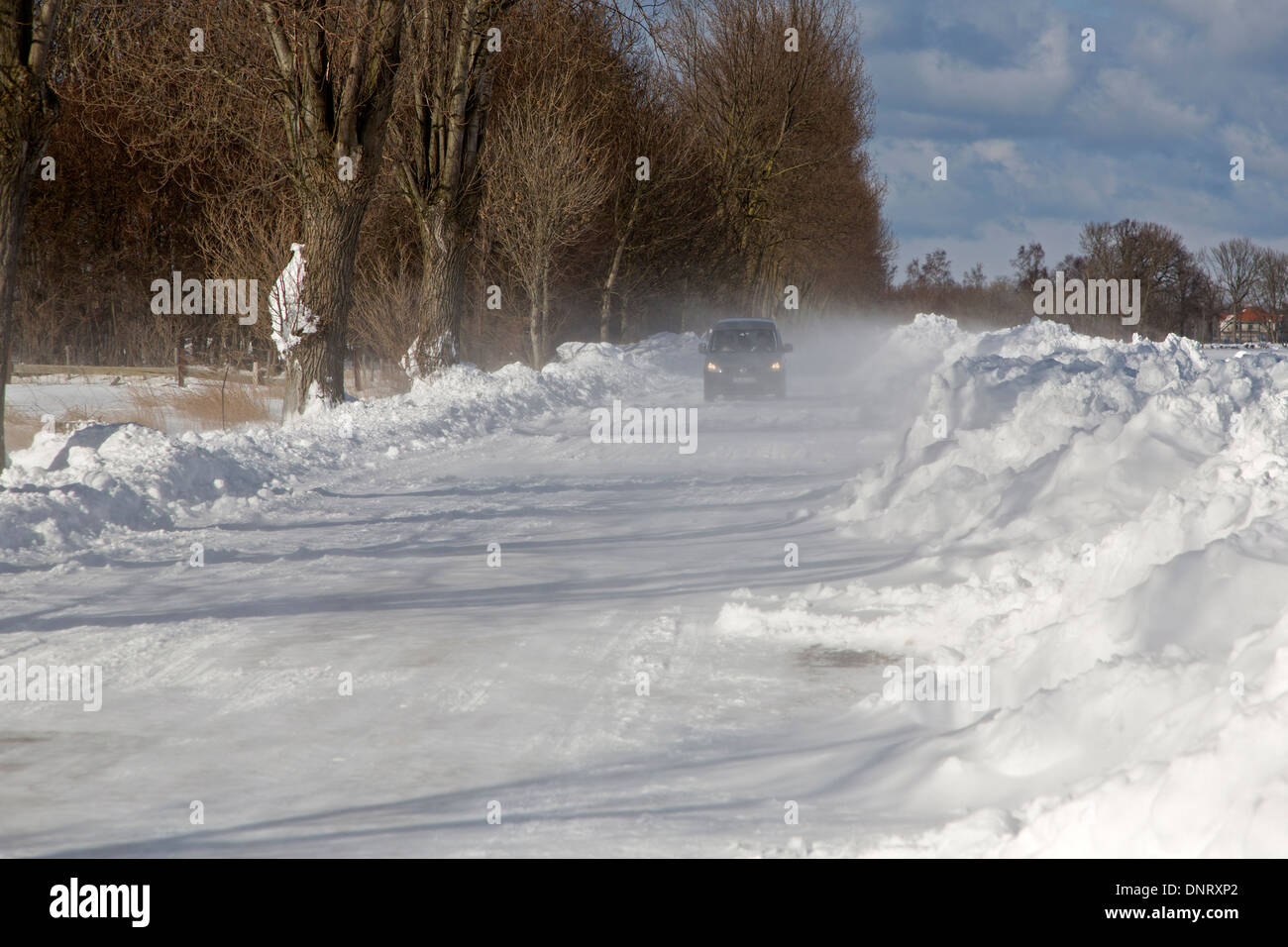 Cumulo di neve su una strada, Germania Foto Stock