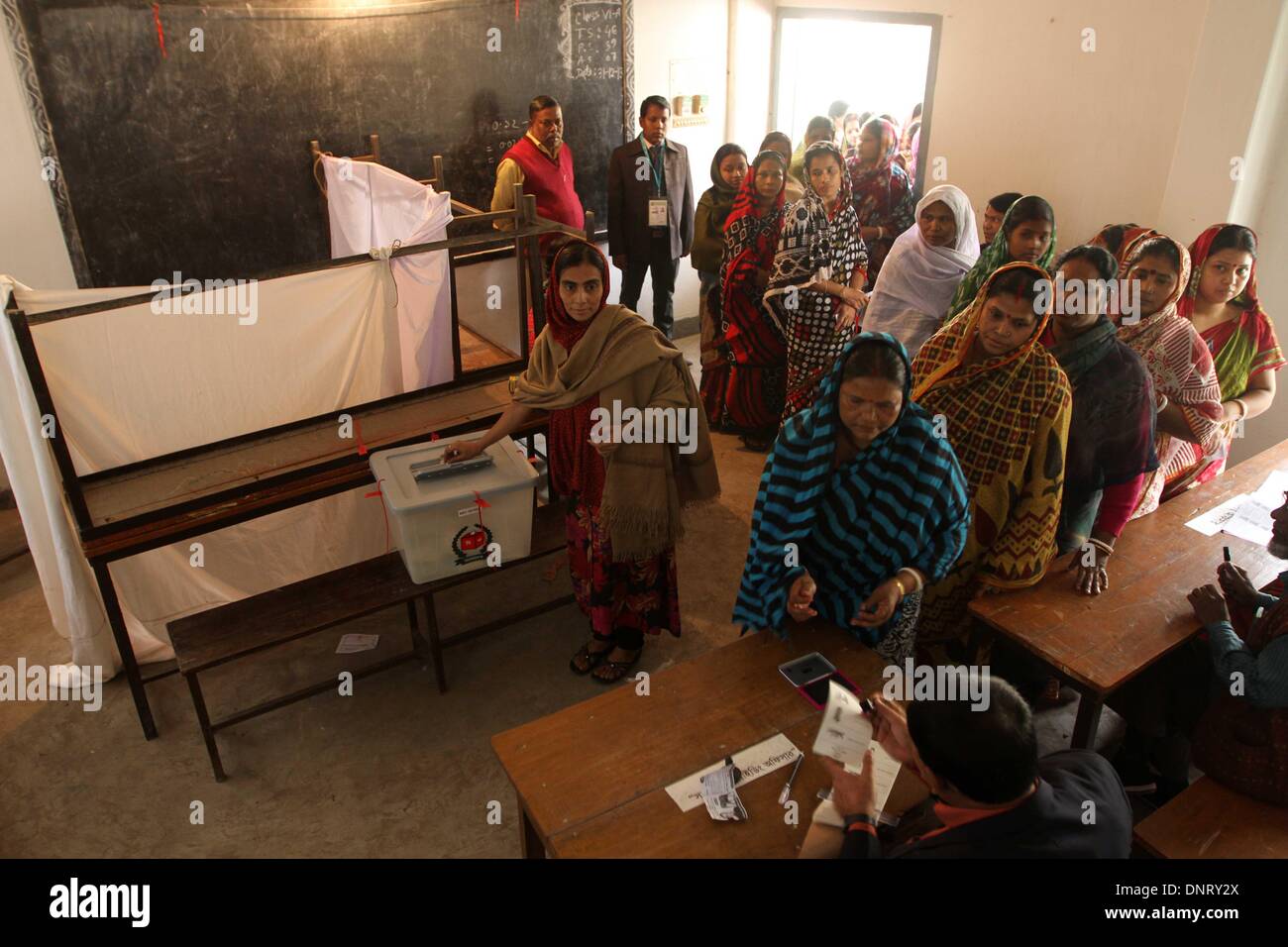 Dacca in Bangladesh. Gen 5, 2013. Gli elettori del Bangladesh in attesa in una coda per esprimere il loro voto in corrispondenza di una stazione di polling a Dhaka il 5 gennaio 2014. I manifestanti firebombed seggi elettorali e hanno attaccato polizia come il Bangladesh è andato avanti il 5 gennaio con una violenza-afflitto elezione boicottata dall opposizione. Foto Stock