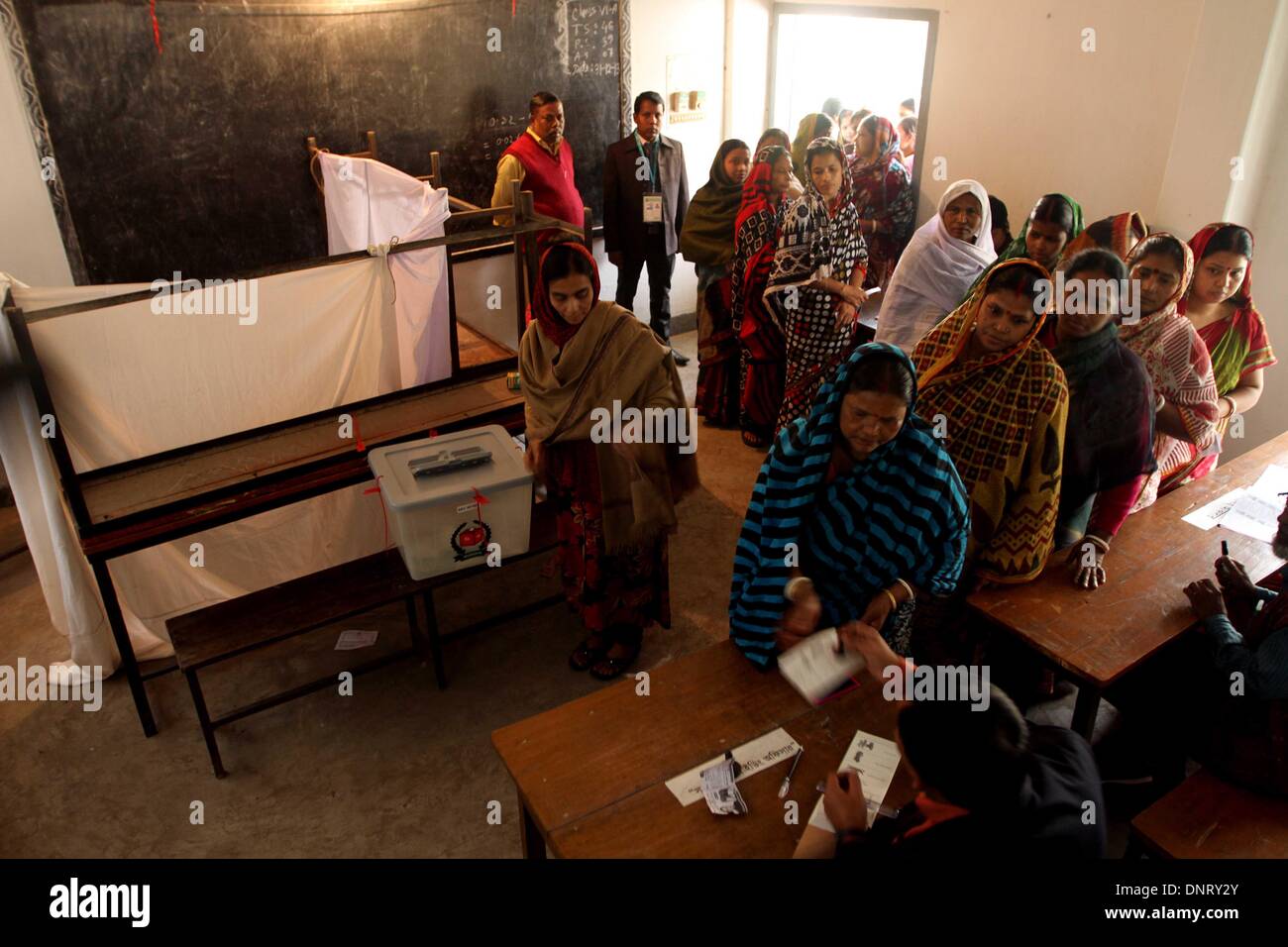 Dacca in Bangladesh. Gen 5, 2013. Gli elettori del Bangladesh in attesa in una coda per esprimere il loro voto in corrispondenza di una stazione di polling a Dhaka il 5 gennaio 2014. I manifestanti firebombed seggi elettorali e hanno attaccato polizia come il Bangladesh è andato avanti il 5 gennaio con una violenza-afflitto elezione boicottata dall opposizione. Foto Stock