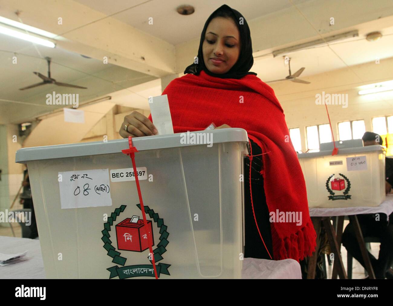 Dacca in Bangladesh. Gen 5, 2013. Una donna del Bangladesh getta la sua votazione in corrispondenza di una stazione di polling a Dhaka, nel Bangladesh, Domenica, 5 gennaio 2014. La polizia ha sparato a manifestanti e più di 100 seggi elettorali sono stati incendiati in Domenica elezioni generali segnato dalla violenza e un boicottaggio da parte dell'opposizione, il quale ha respinto i sondaggi in una farsa. Foto Stock