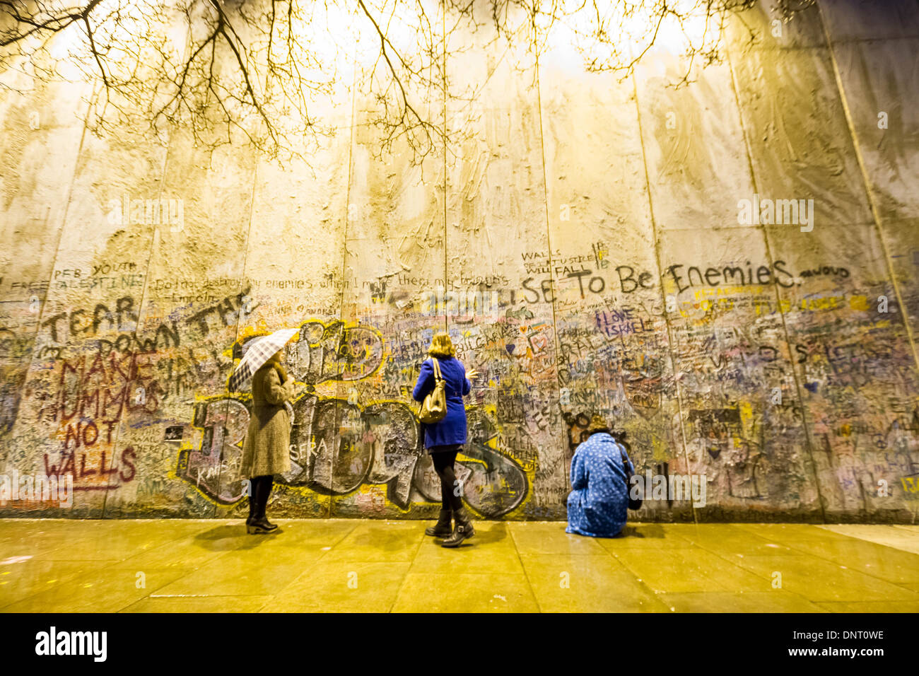 Parete di Betlemme arte di installazione da Justin macellaio in Londra Foto Stock