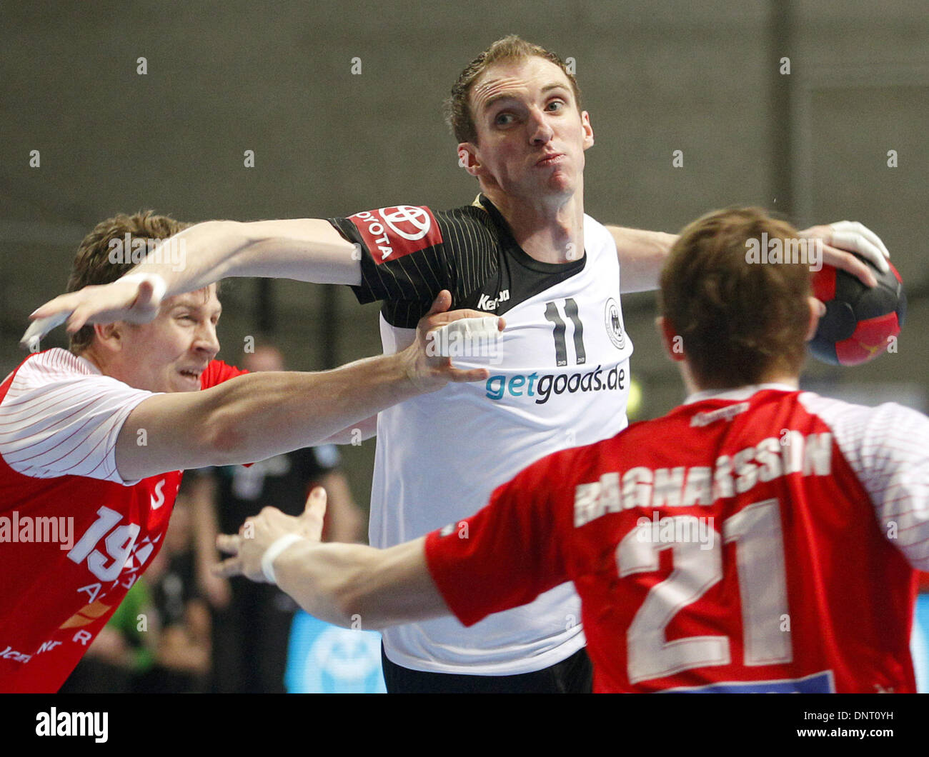 La Germania Holger Glandorf lancia la palla durante il Torneo Quattro Nazioni pallamano match tra Germania e Islanda presso Koenig-Pilsener-Arena di Oberhausen, Germania, 05 gennaio 2014. Foto: ROLAND WEIHRAUCH Foto Stock