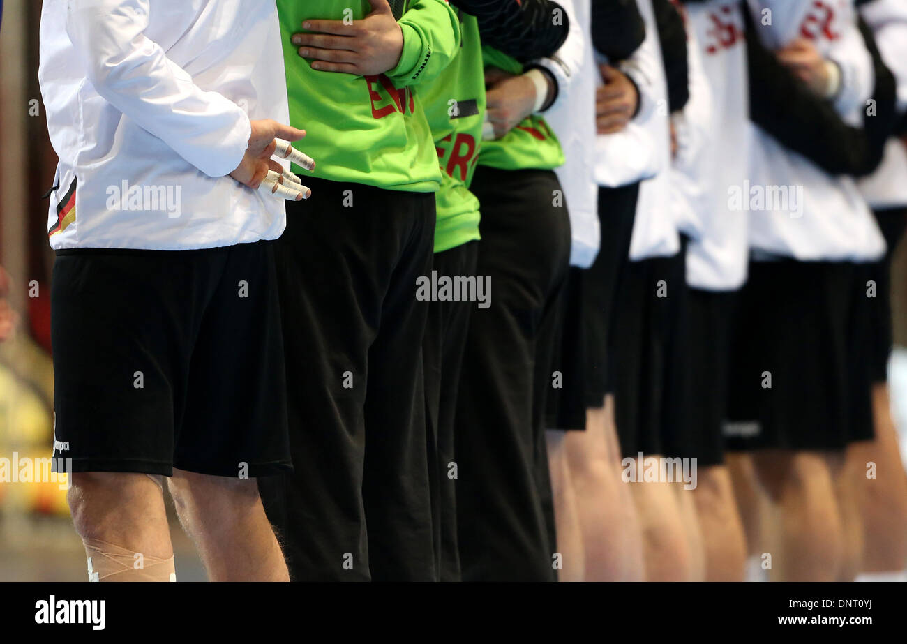 La Germania Oliver Roggisch ha bendato le dita durante il Torneo Quattro Nazioni pallamano match tra Germania e Islanda presso Koenig-Pilsener-Arena di Oberhausen, Germania, 05 gennaio 2014. Foto: ROLAND WEIHRAUCH Foto Stock